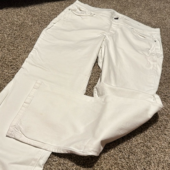 Women'S Oversized Flared Pants, Butterfly Trimmed Ripped Jeans With Frayed Edges, Slimming Effect, Fashionable, Street Style